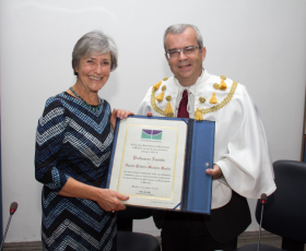 Bibliotecária Susana Mueller recebe título de Professora Emérita da UnB. Foto: Júlio Minasi/Secom UnB. 18/09/2015